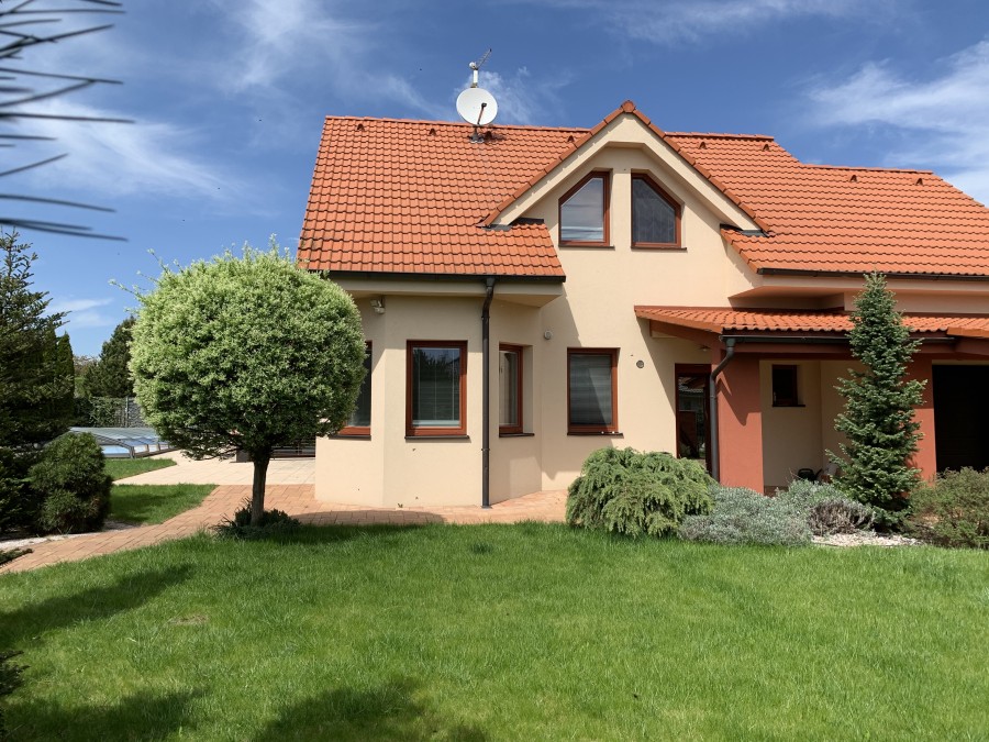 Prostorný rodinný dům 6+1 s bazénem v obci Dřenice – 1 443 m² pozemek