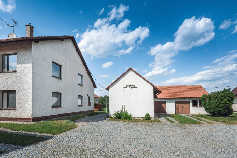 Rodinný dům 7+2 s velkým pozemkem 2400 m² – Dolní Ředice