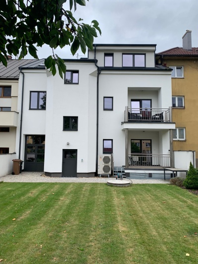 Pronájem prostorného bytu 4+1 v novostavbě rodinného domu