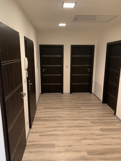 Pronájem prostorného bytu 4+1 v novostavbě rodinného domu