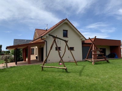 Prostorný rodinný dům 6+1 s bazénem v obci Dřenice