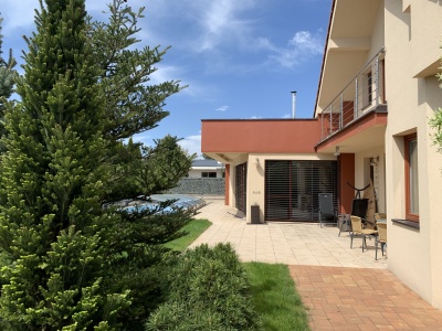 Prostorný rodinný dům 6+1 s bazénem v obci Dřenice