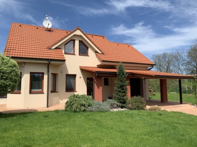 Prostorný rodinný dům 6+1 s bazénem v obci Dřenice