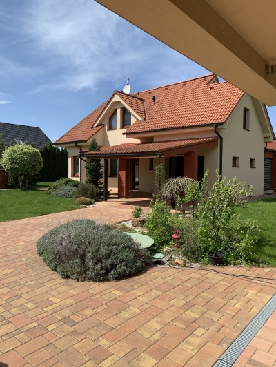 Prostorný rodinný dům 6+1 s bazénem v obci Dřenice