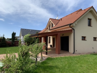 Prostorný rodinný dům 6+1 s bazénem v obci Dřenice