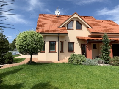 Prostorný rodinný dům 6+1 s bazénem v obci Dřenice