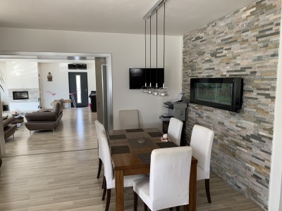 Prostorný rodinný dům 6+1 s bazénem v obci Dřenice